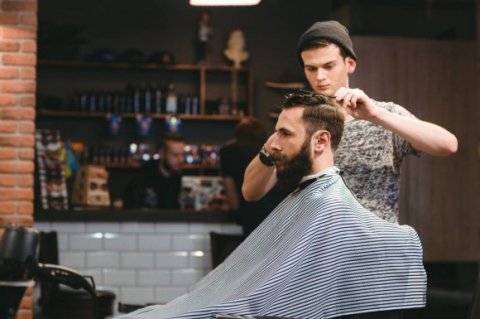 Salon de coiffure pour homme accueillant un nouveau coiffeur à Chamonix-Mont-Blanc