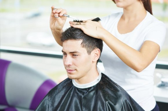 Soins du cuir chevelu pour homme par coiffeur à Chamonix