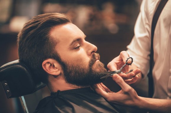 Taille de barbe en dégradé progressif dans un salon - Chamonix-Mont-Blanc - Le Barbier de Chamonix