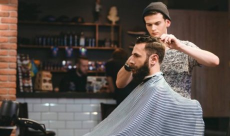 Salon de coiffure pour homme accueillant un nouveau coiffeur à Chamonix-Mont-Blanc